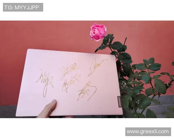 球迷倾尽心血收集32强球员签名成就珍贵收藏